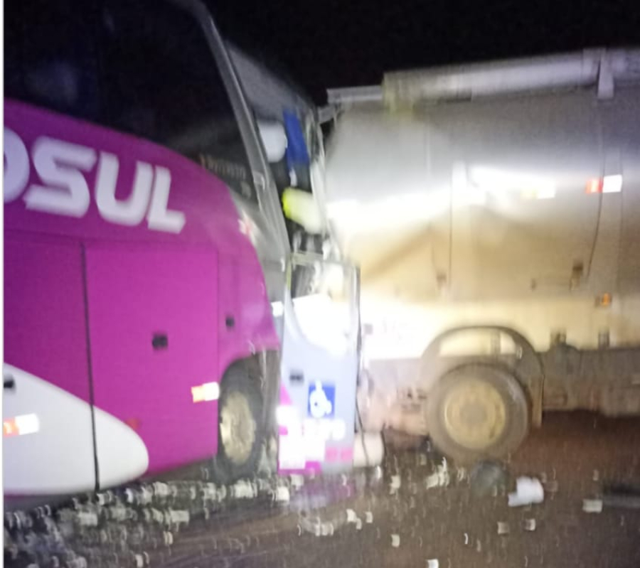 TRAGÉDIA NA BR-272: ACIDENTE ENTRE CAMINHÃO E ÔNIBUS DEIXA TRÊS MORTOS ENTRE CAMPO MOURÃO E FAROL