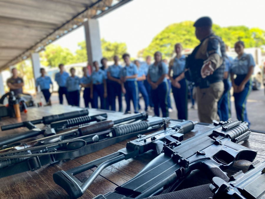 EXCLUSIVO: ALUNOS DO COLÉGIO CÍVICO-MILITAR CONHECEM DE PERTO A ROTINA POLICIAL EM CAMPO MOURÃO