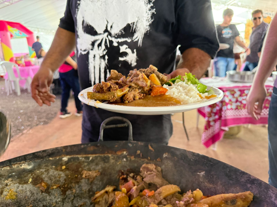 Prato típico de Campo Mourão é o grande destaque do domingo na 30ª Festa Nacional do Carneiro no Buraco