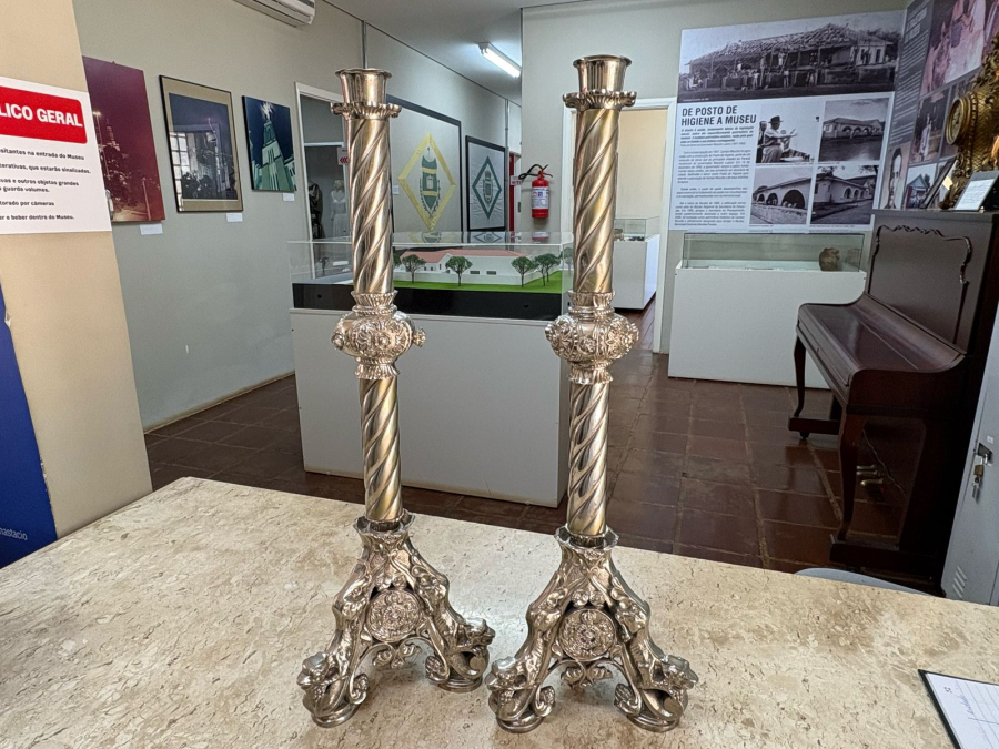 Museu de Campo Mourão recebe castiçais do período imperial