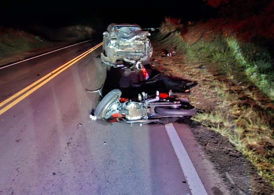 Motorista tenta ultrapassagem, colide com moto e causa morte na PR-489