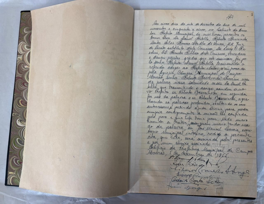 Livro das posses de prefeitos é restaurado é entregue ao prefeito Douglas