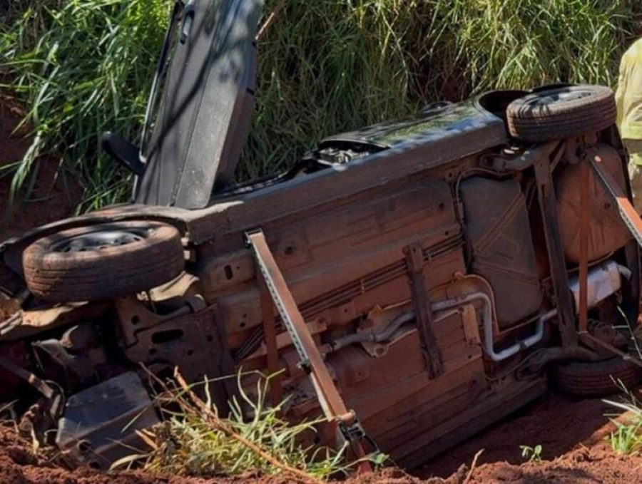 Capotamento na PR-558, próximo a Araruna, deixa motorista ferido