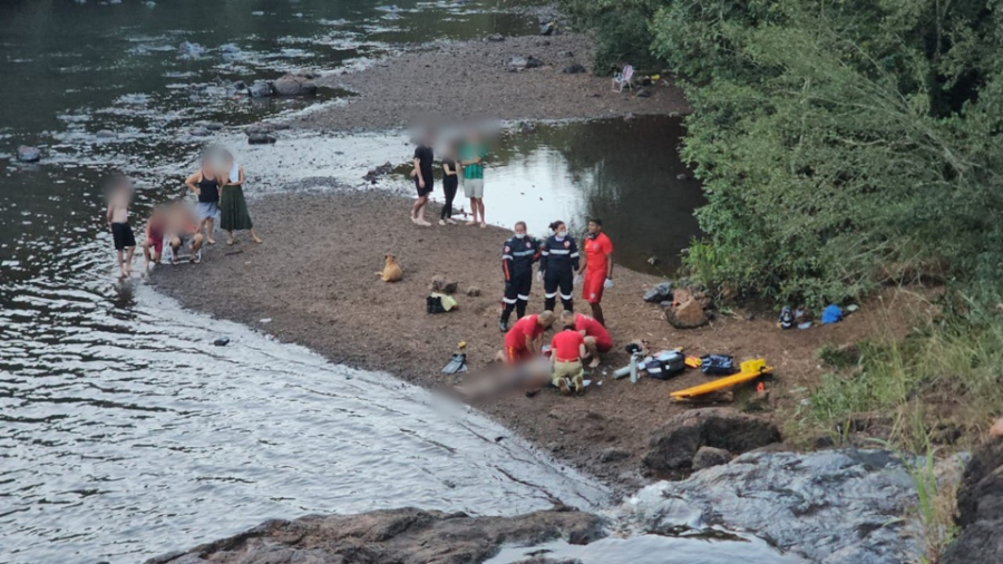 Jovem morre afogado e adolescente é resgatado em cachoeira