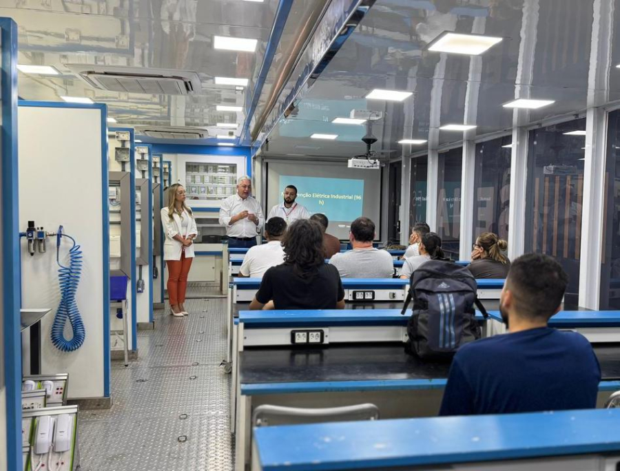 Curso de manutenção elétrica e industrial em unidade móvel entra na reta final em Campo Mourão