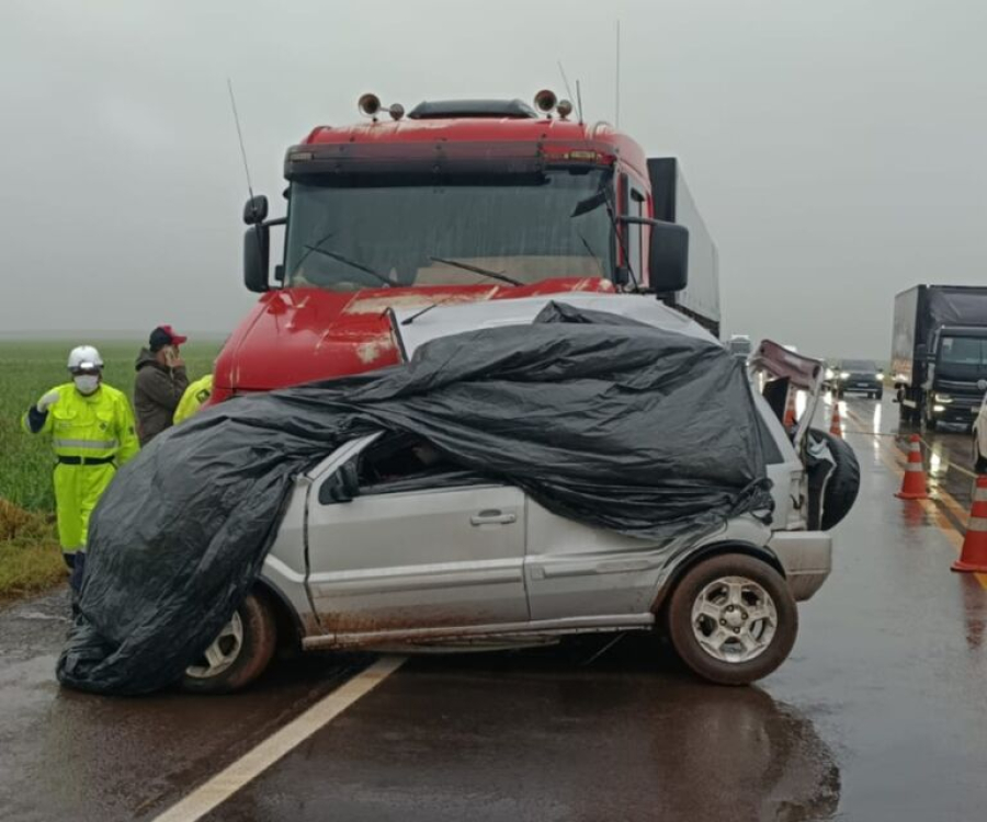 Tragédia na rodovia BR-369: mulher morre ao bater carro em carreta