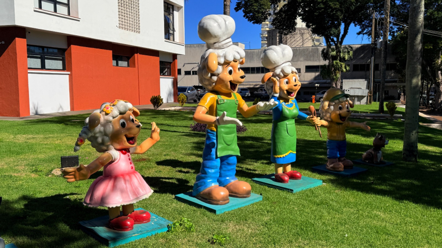 Família Carneiro já recepciona visitantes em frente à Prefeitura de Campo Mourão*
