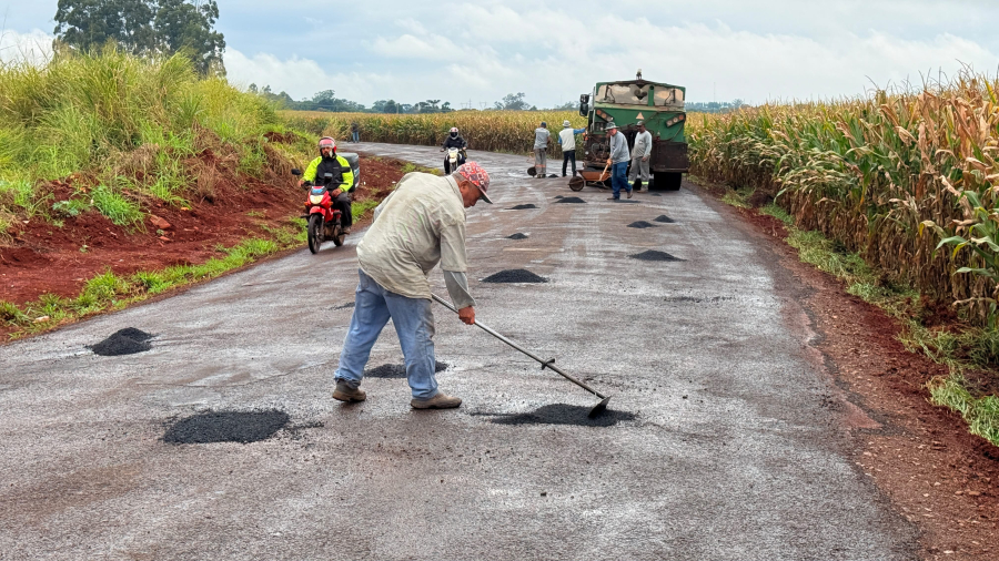 Prefeitura de Campo Mourão realiza operação tapa-buracos na estrada principal da Vila Guarujá*